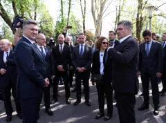 Rukovanje Milanovića i Plenkovića u Okučanima propraćeno ovacijama