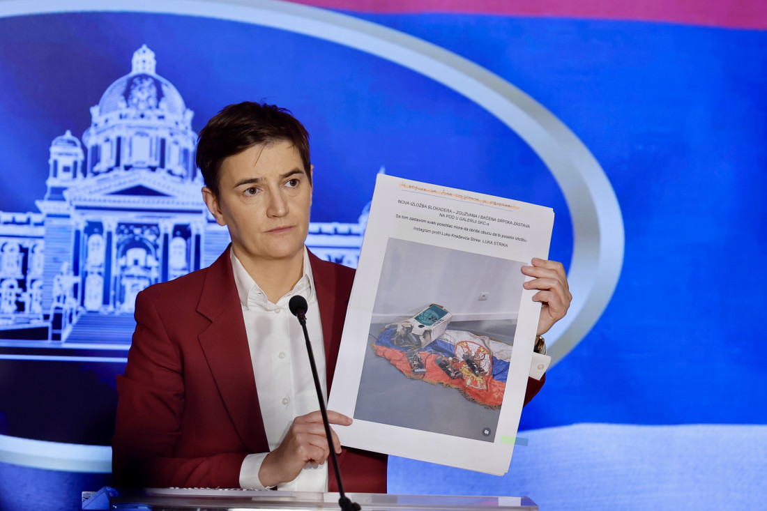 Gazili su srpsku zastavu ispred SKC-a