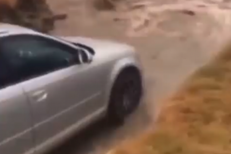 HAOS I OGROMNA HAVARIJA U POŽAREVCU! Ceo grad bez vode, pukla i izletela magistralna cev, automobil upao u rupu! (VIDEO)