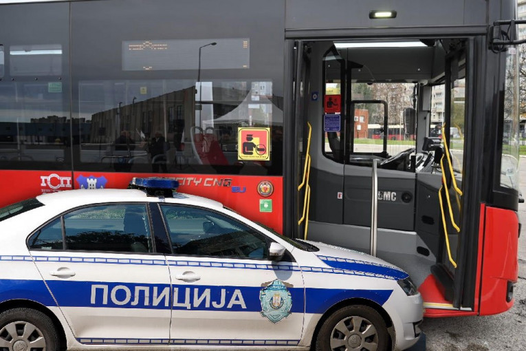 NESVAKIDAŠNJI SLUČAJ U ZEMUNU! Manijak sedi na trotoaru, KOMŠIJE GA OPKOLILE jer je napao ženu u autobusu! (FOTO)