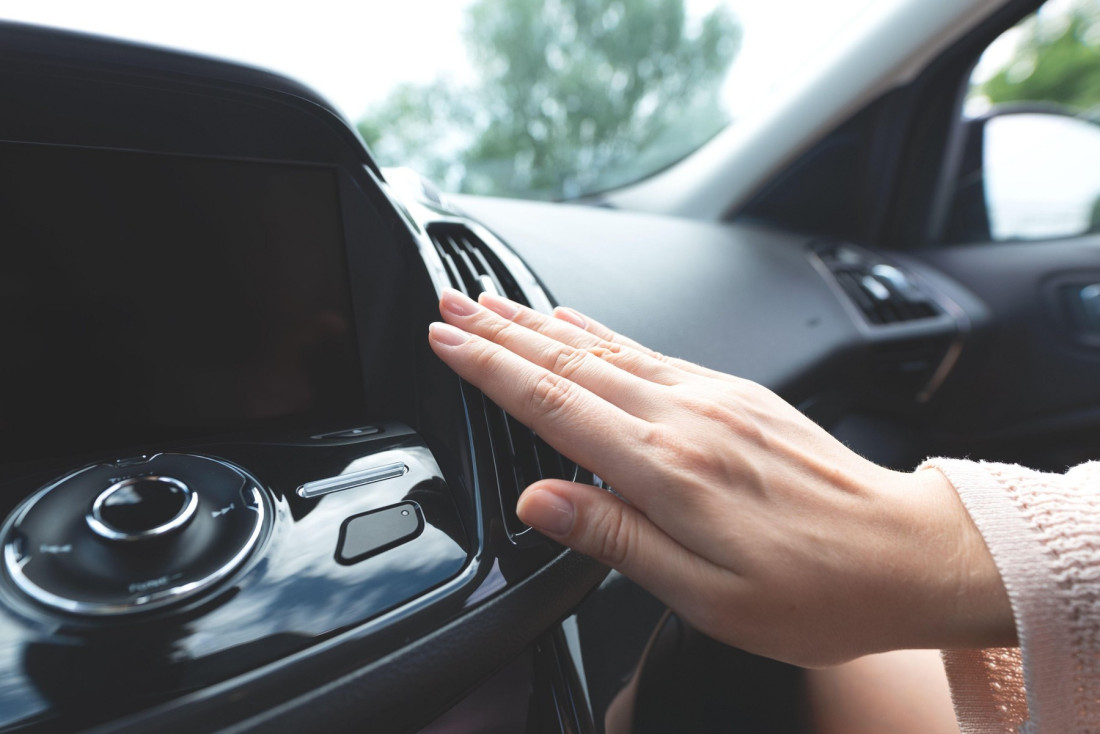 Dugme za bolje hlađenje u automobilu