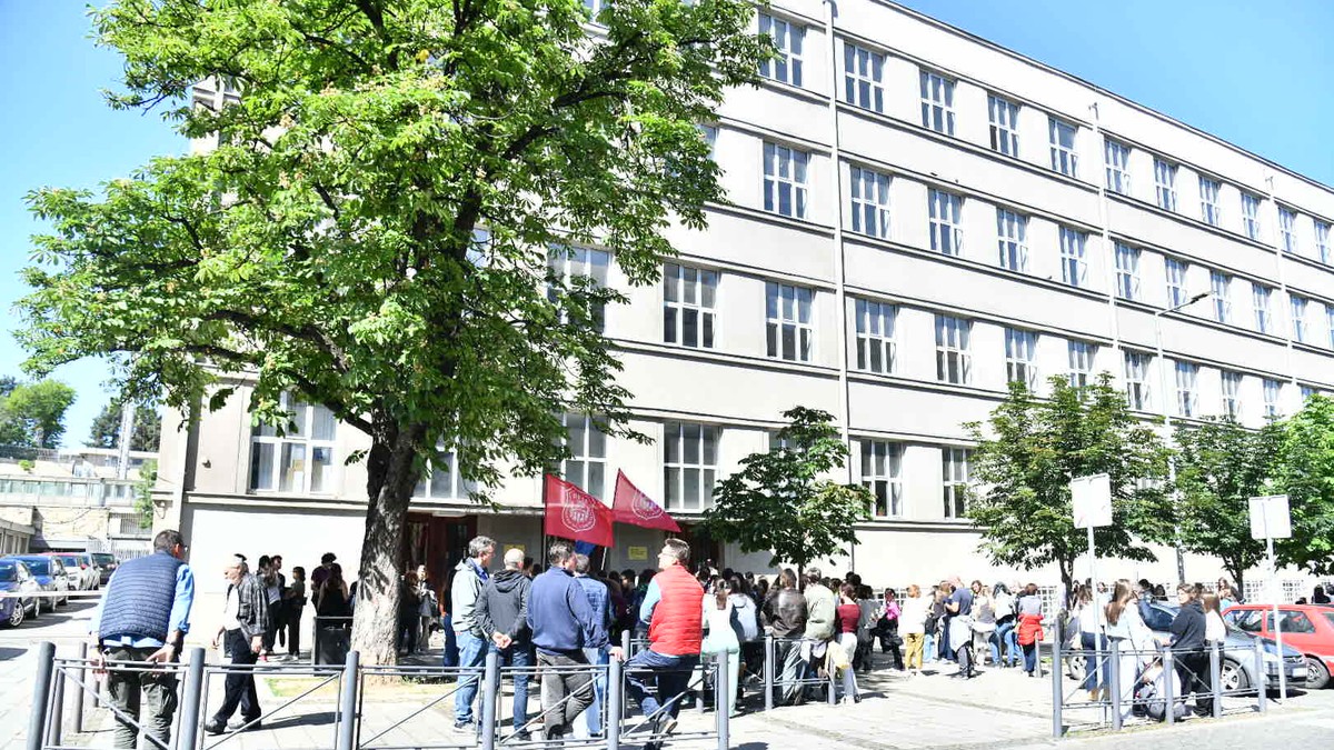 Profesori i đaci se okupili ispred Pete beogradske gimnazije: Tvrde da dvema profesorkama nije produžen ugovor nakon što su podržale blokade