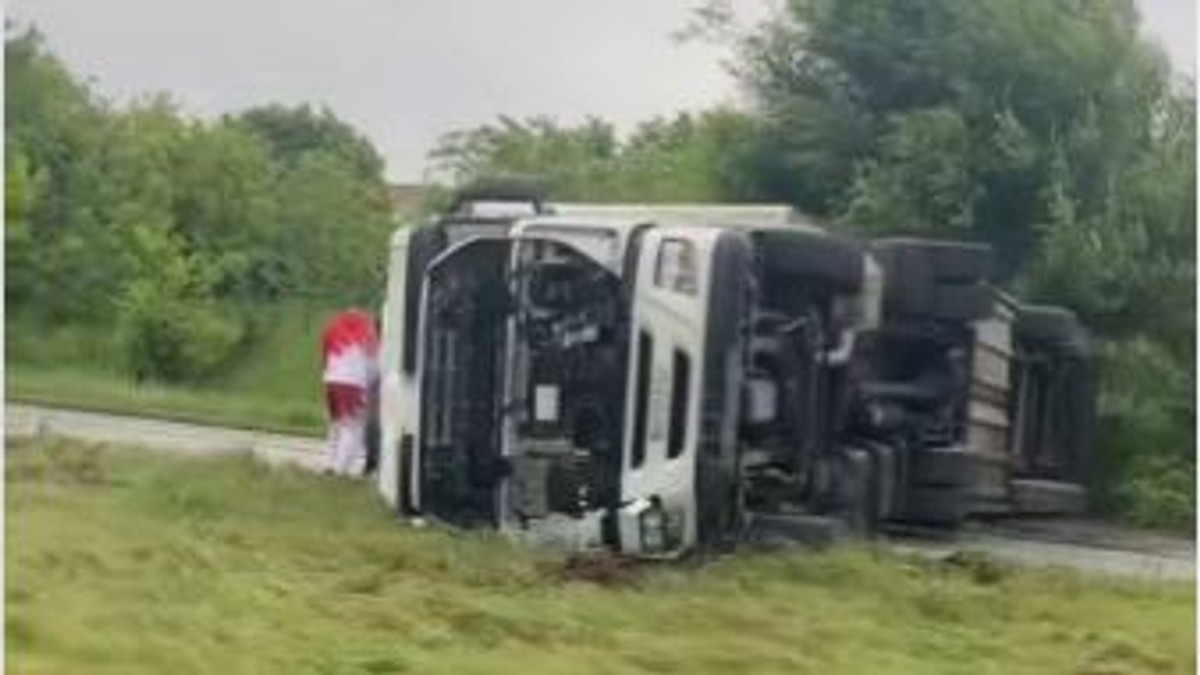Saobraćajna nesreća u Zemun polju: Kamion se prevrnuo i preprečio put