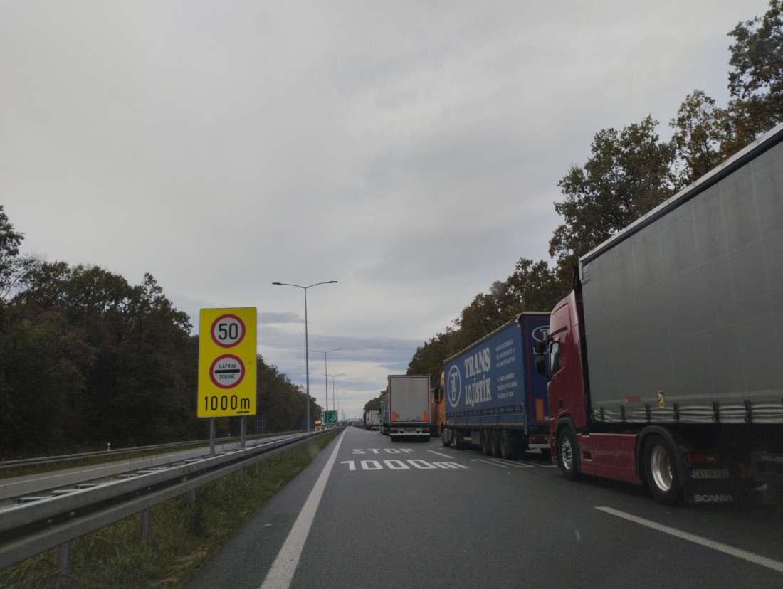 Teretnjaci na granici čekaju tri sata