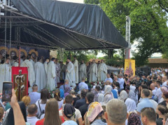 U manastiru Gračanica počela liturgija povodom Vidovdana