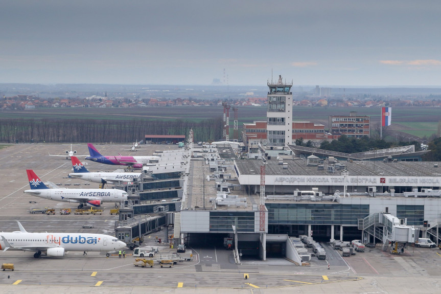 GRANIČNIM POLICAJCIMA NUDIO 600 EVRA! Uhapšen muškarac na beogradskom aerodromu!