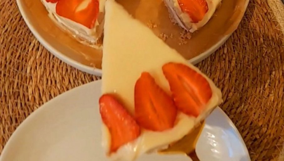 Plazma torta sa jagodama, bez pečenja, lagana i puna ukusa (VIDEO)