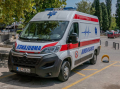 Dve osobe povređene kada je žena uletela automobilom u grupu ljudi ispred hrama