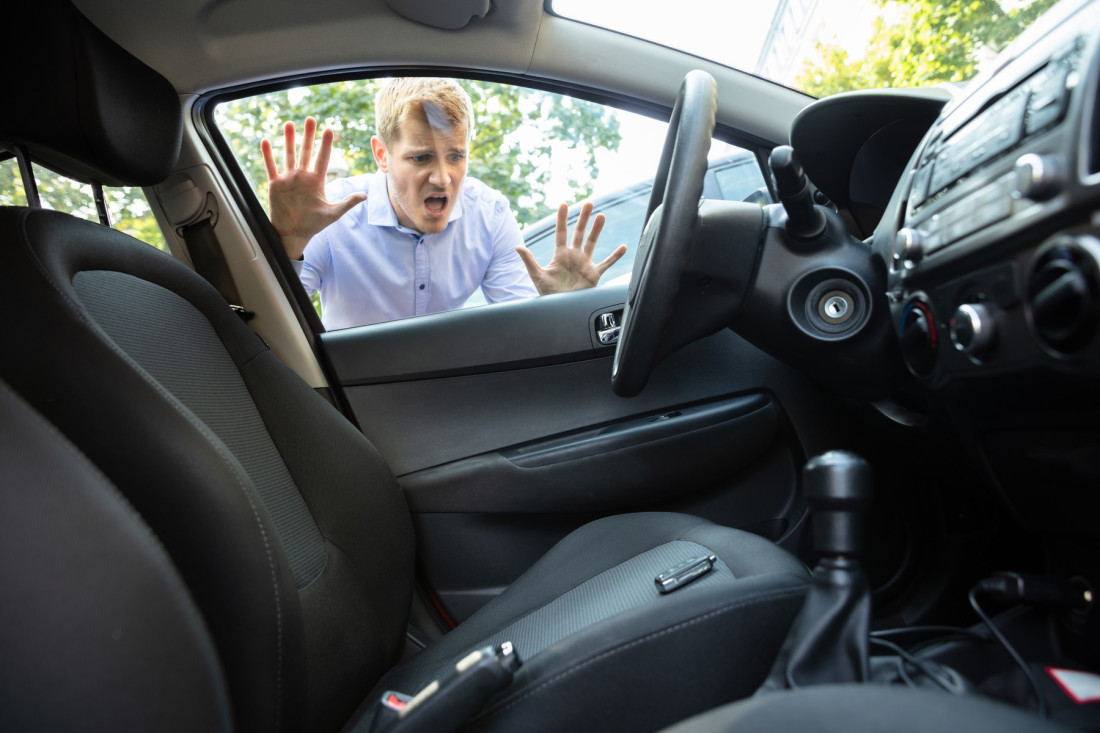 Kako izvaditi ključeve iz zaključanog automobila