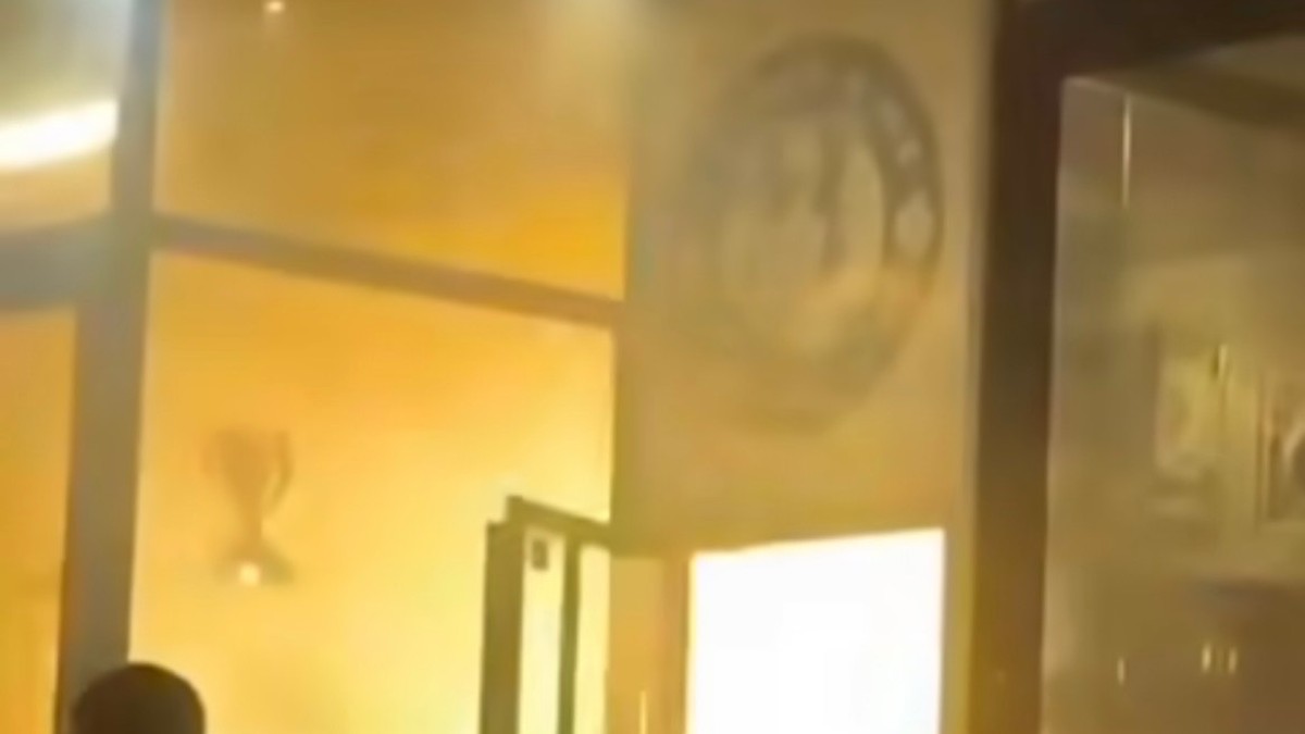 BACILI BAKLJE U DVA KAFIĆA, BUKNULA OGROMNA VATRA Drama na Vračaru: Ljudi u panici beže (VIDEO)