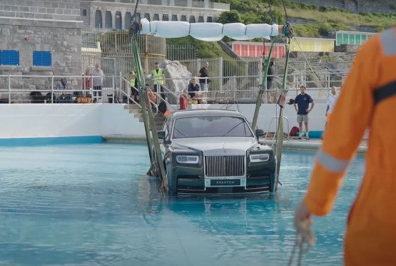 Rolls-Royce završio u bazenu kao omaž rok legendi (VIDEO)
