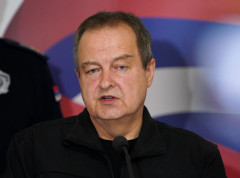 Napad na policiju u Novom Sadu, policija ostaje ispred fakulteta dok dekan to traži