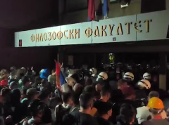 Studenti u blokadi okupljeni ispred Filozofskog fakulteta napali policiju u pokušaju da uđu