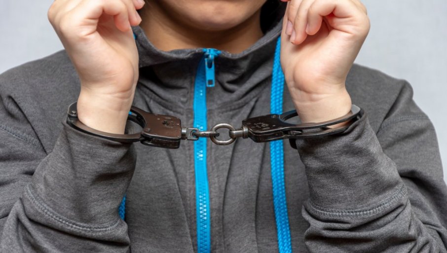 Tokom intervencije u Zemunu zbog nasilja policija otela nož
