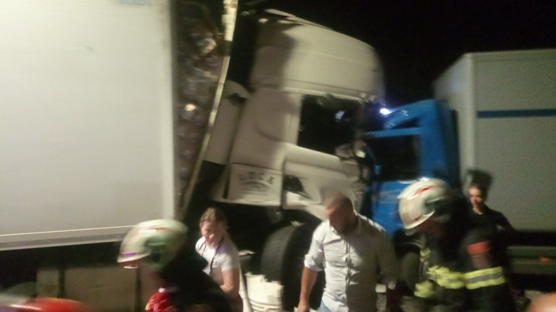 Zastrašujući prizori iz tunela kod Nikšića: Sudar dva šlepera i putničkog vozila, vatrogasci izvlače preživelog (FOTO)