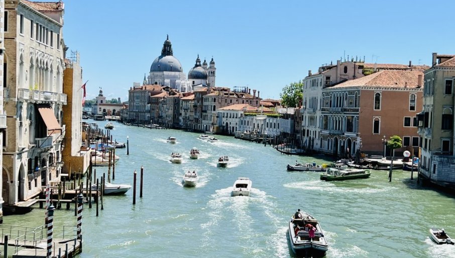 TURISTI ODOLELI PAPRENIM TAKSAMA U VENECIJI: Ne žale novaca zarad užitka i provoda