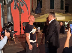 Milanović nenajavljeno na projekciji filma o Sutjesci na FALIŠ-u