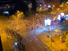 Policija potisnula učesnike protesta ispred Filozofskog fakulteta ka Keju i Spensu