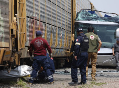Najmanje osam ljudi poginulo, 45 povređeno kada je voz naleteo na autobus