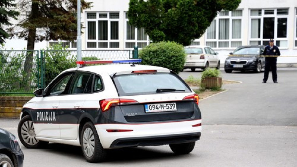Devojčica nasrnula nožem na drugaricu u školi