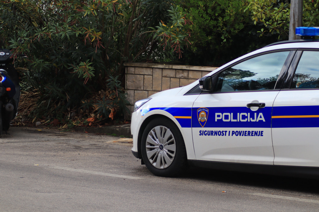 MOTOCIKLISTA SE ZAKUCAO U KOMBI I POGINUO! Policija na licu mesta!