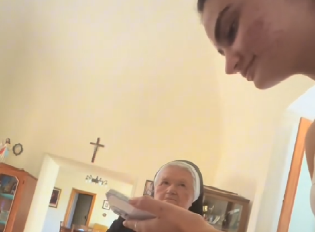 Devojke na putovanju u smeštaju kod časnih sestara
