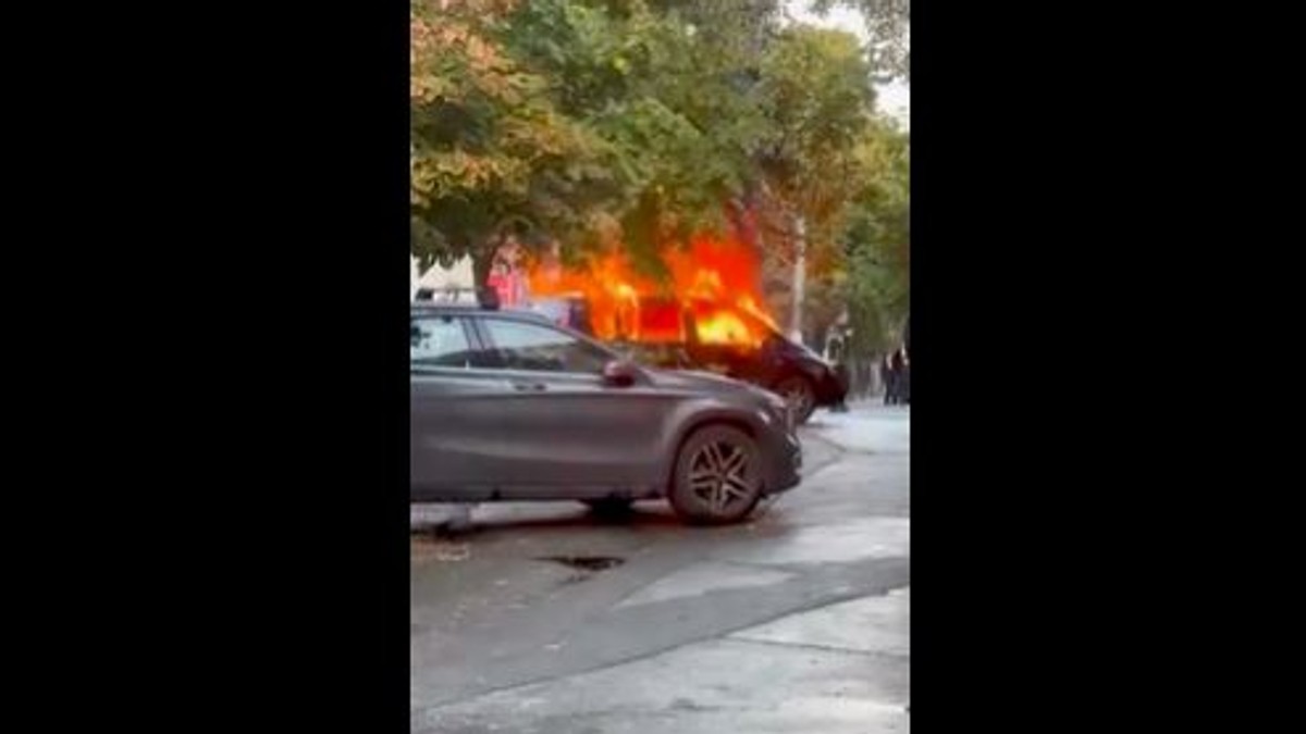 Bukti vatra nasred ulice: Izgoreo automobil na parkingu