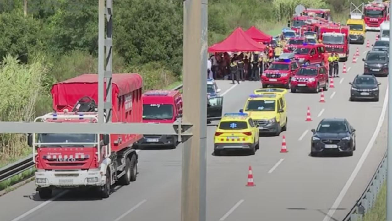 Prevrnuo se autobus pun putnika: Skliznuo sa auto-puta od Ljoret de Mara do aerodroma u Barseloni – ima povređenih (VIDEO)