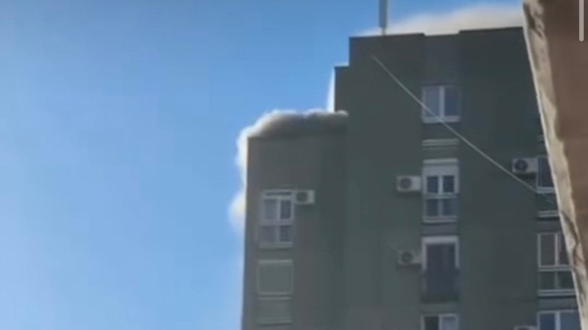 Gori stan u Ustaničkoj: Gusti dim kulja na sve strane (Video)