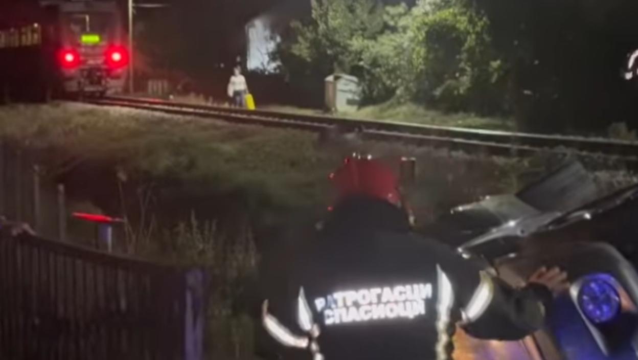 Vozač (70) zadobio teške povrede: Detalji udesa kod Loznice – težak sudar automobila i voza (VIDEO)