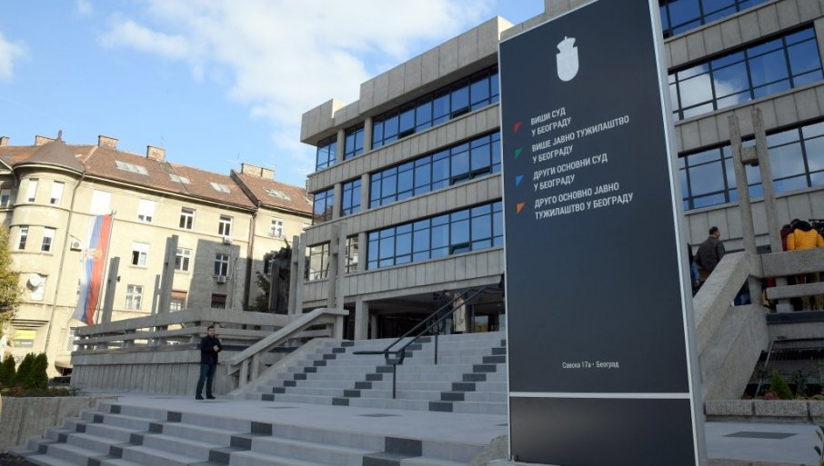 Spustio maloletnu ćerku iz naručja, pa nožem napao muškarca