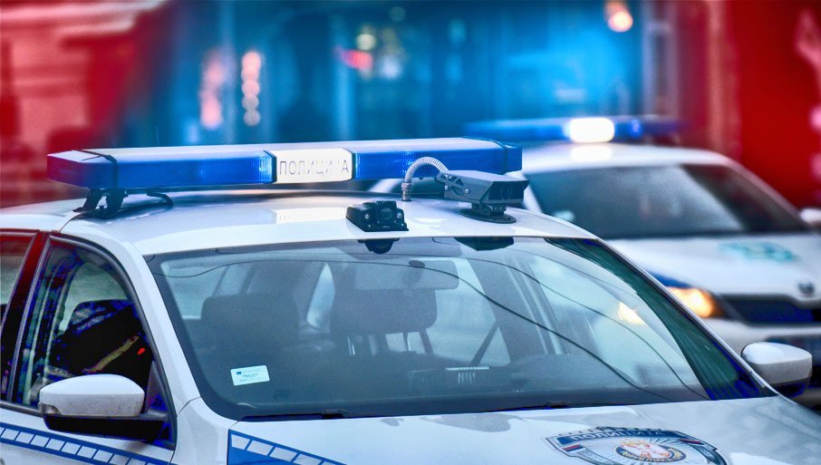"BMW"-OM SE ZAKUCAO U ZNAK, PA U DRVO: Vozač u teškom stanju – saobraćajna nesreća u Kraljevu