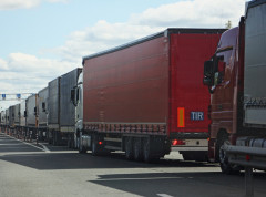 Teretnjaci na graničnom prelazu Batrovci na izlazu iz Srbije čekaju devet sati