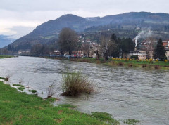 Nabujale reke se izlile iz korita, voda odnela mostove i poplavila put