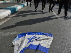 Mladić pokušao da zapali izraelsku zastavu tokom obeležavanja Kristalne noći