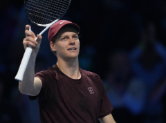 Janik Siner pobedio Ože-Alijasima u prvom kolu završnog mastersa u Torinu
