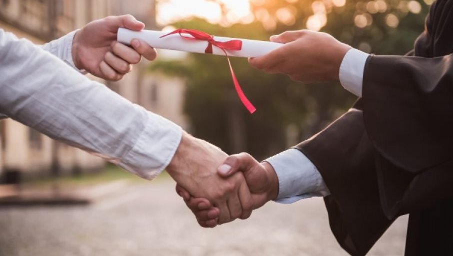 POSLA IMA: Diplomci mogu da rade kad završe Univerzitet u Beogradu