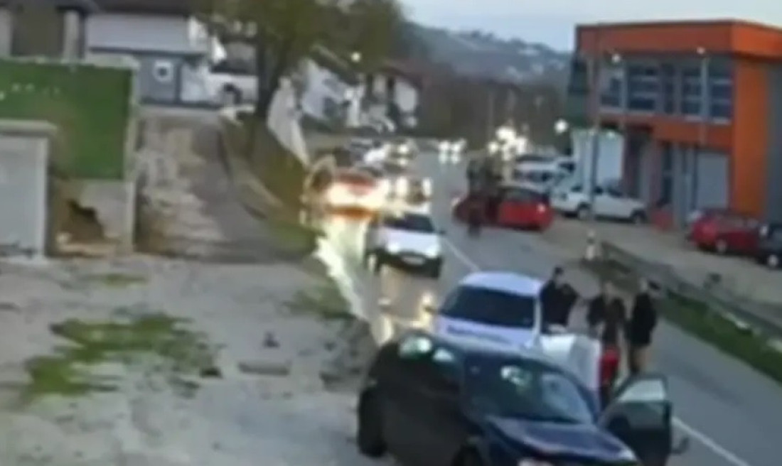 Posle sudara uleteo kolima među ljude