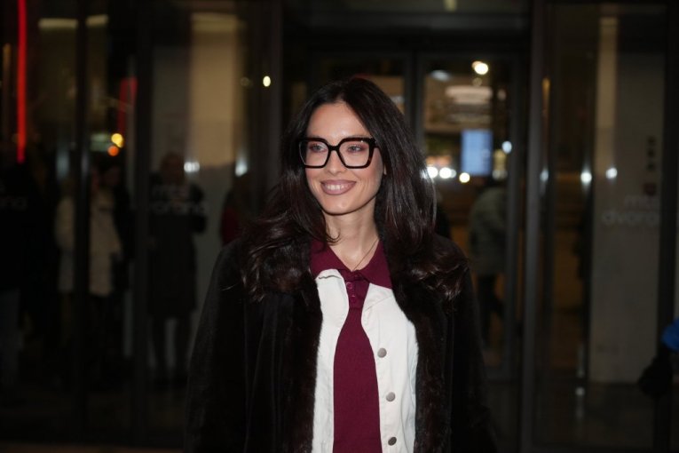 MIRKA VASILJEVIĆ POZIRALA U ČIPKASTOJ TOALETI! Glumica zapalila mreže! (VIDEO)