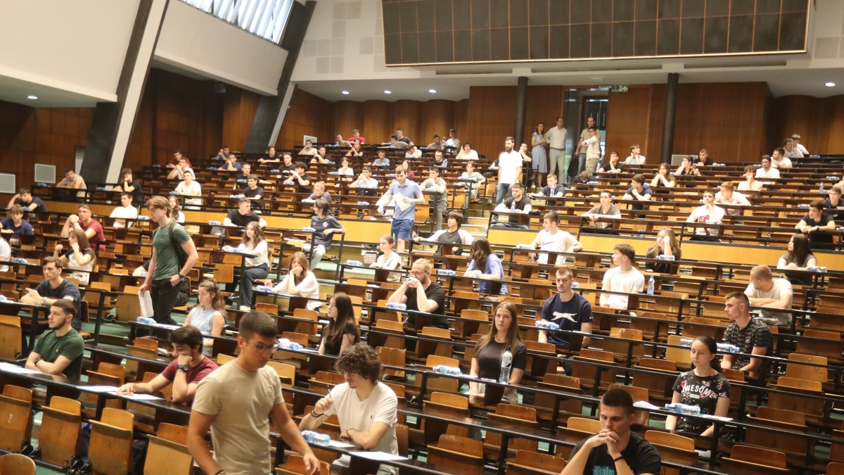 Oglasilo se Ministarstvo prosvete: Nastavljena isplata povrata školarine studentima