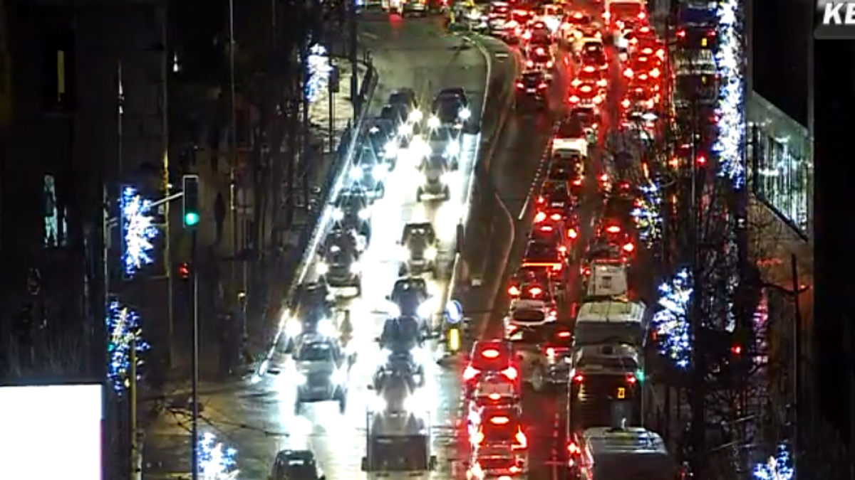 (FOTO) SNEG PAO U BEOGRADU, KOLAPS NA ULICAMA! Ogromne gužve u celom gradu, u ovim ulicama bukvalno SVE STOJI