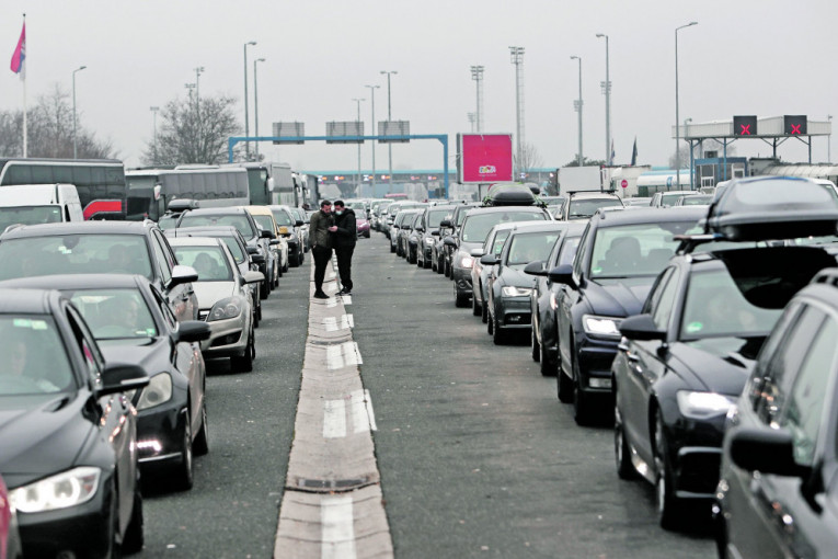 NA OVOM GRANIČNOM PRELAZU SE ČEKA ČAK OSAM SATI! Evo kakvo je stanje na granicama od jutros!
