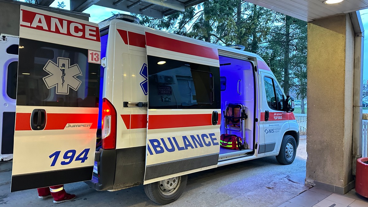 Oboren pešak kod škole u Rakovici: Muškarac sa teškim povredama prevezen u Urgentni