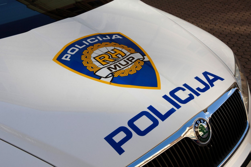 Devojka (25) zbog pušenja nasilno izbačena iz kafića: Zadobila teške povrede!