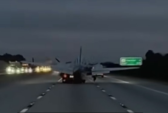 Avion sletio na toyotu na auto-putu u Floridi (VIDEO)