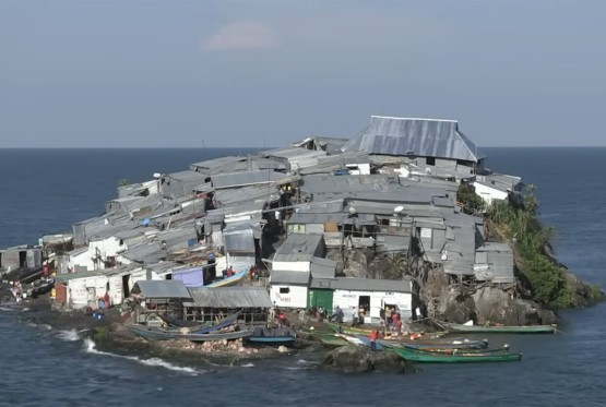 Najnaseljenije ostrvo na svijetu: Četiri kafića, javna kuća i apoteka (VIDEO)