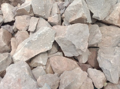 Nepoznati napadači bacilli kamenicu sa svastikom u stan Sirijca