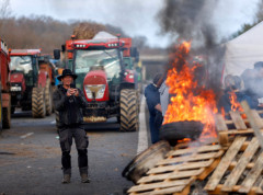 Poljoprivrednici u Francuskoj od jutros blokirali najmanje pet auto-puteva