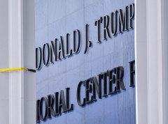 Natpis Tramp-Kenedi centar postavljen na fasadu zgrade uprkos pravnim nedoumicama