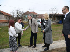 Predstavnici Srpske liste posetili osmočlanu porodicu Jović u Ranilugu